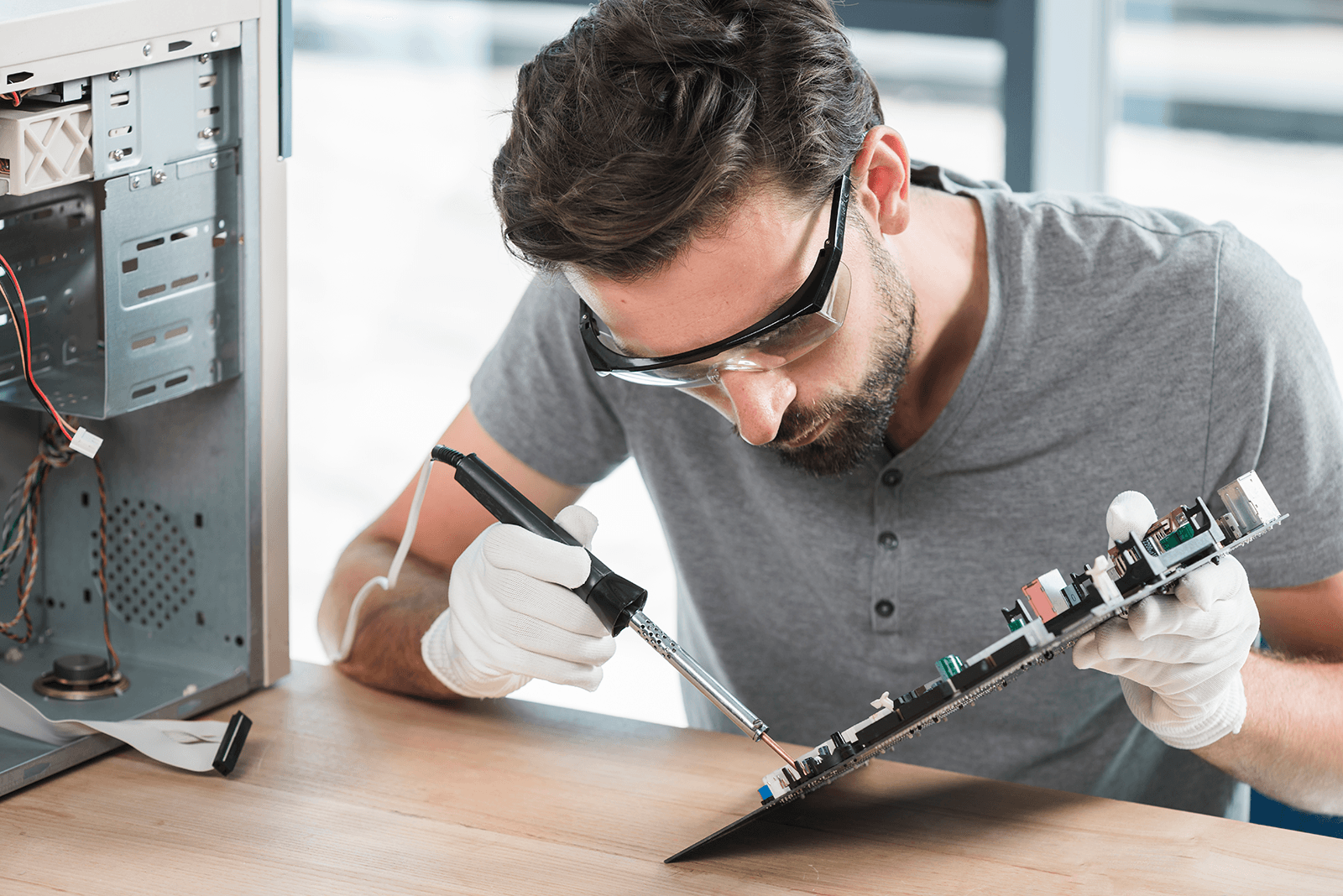 Riparazione hardware su banco di lavoro
